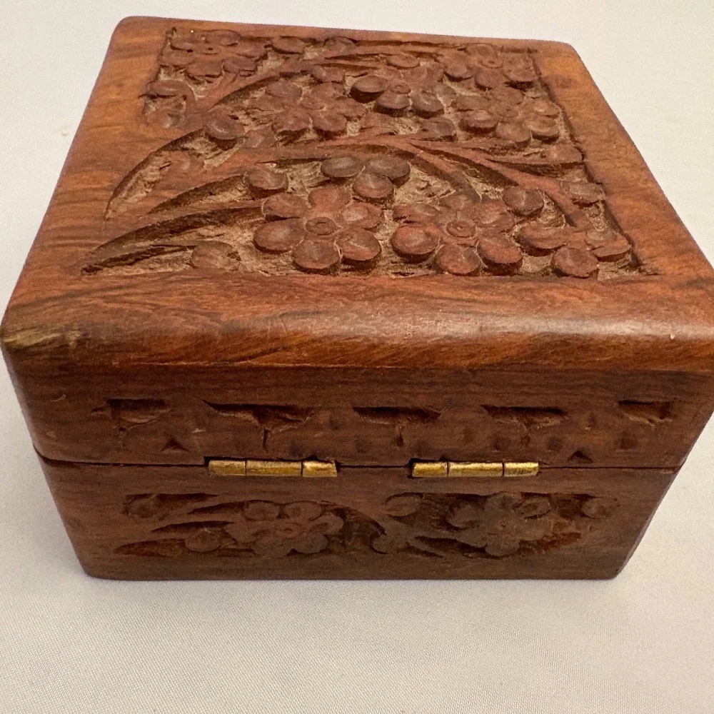 Vintage Disneyland Wooden Trinket Box Floral Carving Keepsake Jewelry Organizer‎